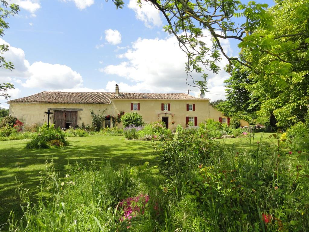 B&B / Chambre d'hôtes B&B La Ferme Aux Fleurs 2182 route des primevères 24610 Montpeyroux