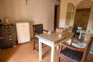 Bacchus Grotto Chambre and Table d'Hote
