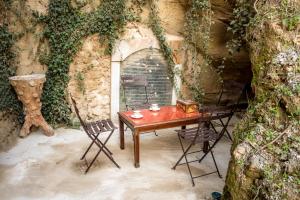 Bacchus Grotto Chambre and Table d'Hote