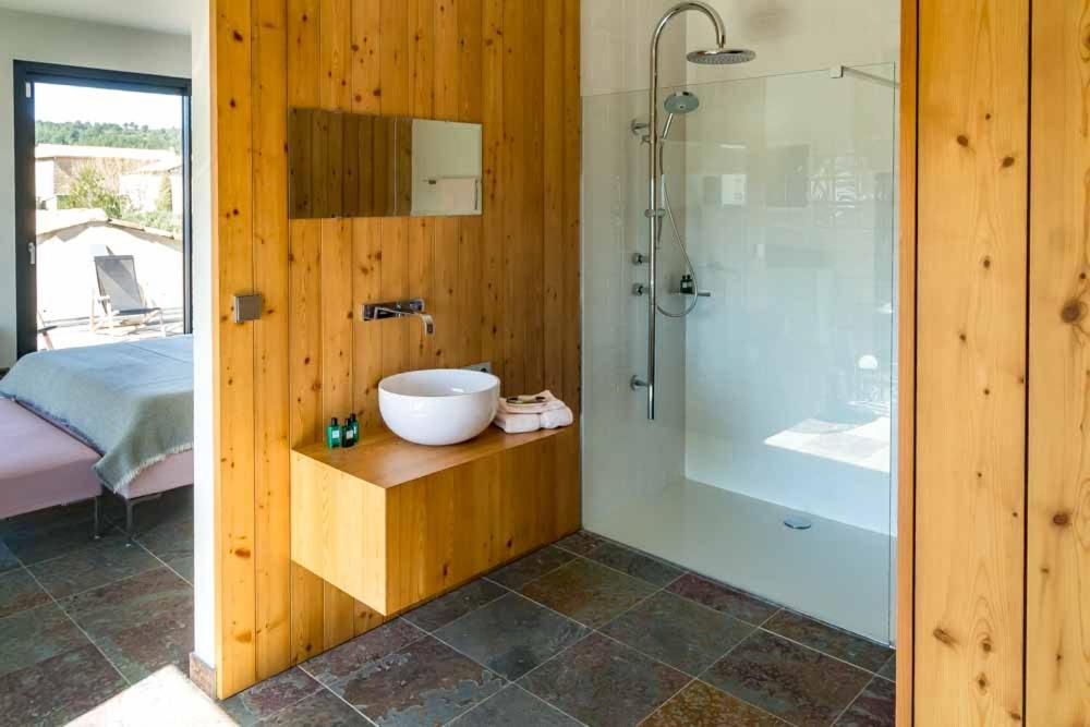 B&B / Chambre d'hôtes BB 12 LUBERON chambres d'hôtes contemporaines 12 Rue de la Lauze 84220 Cabrières-dʼAvignon