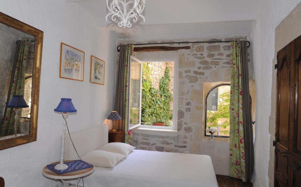 B&B / Chambre d'hôtes Bed and Art 48 Grand Rue 30420 Calvisson