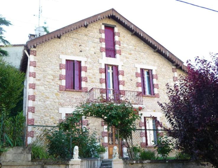 B&B / Chambre d'hôtes Bed & Breakfast les rosiers Fleuris Rue Armand Fallières 47500 Fumel