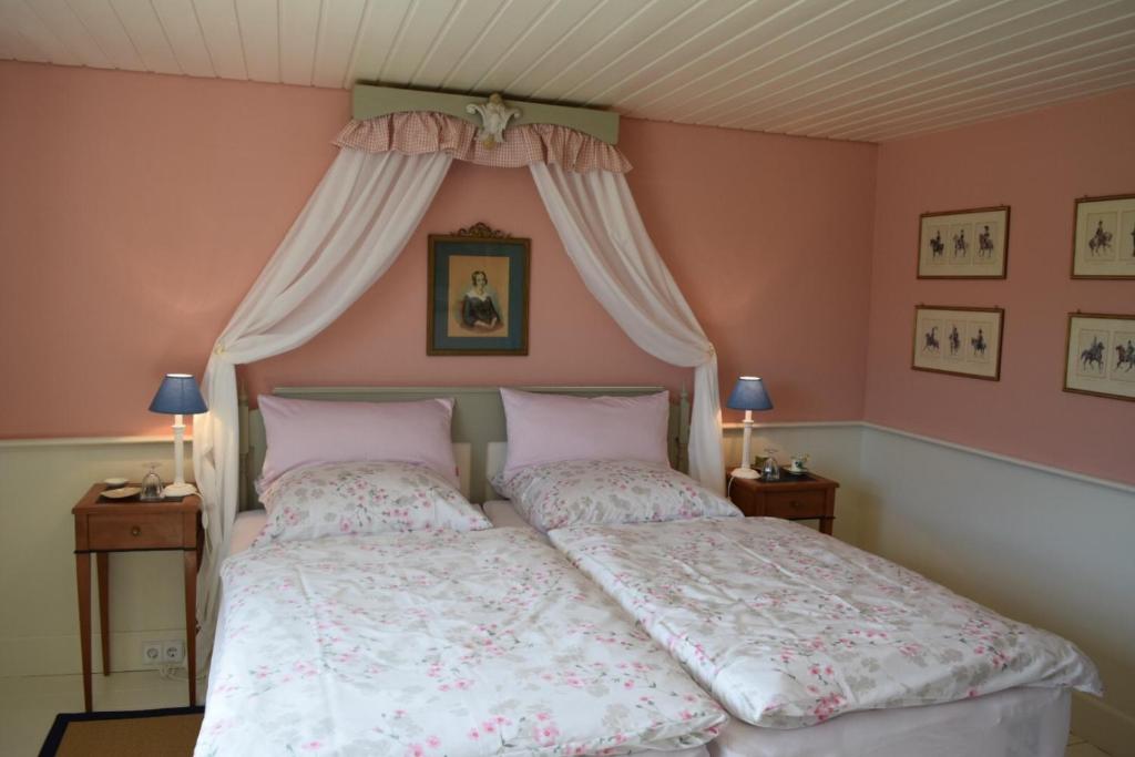 B&B / Chambre d'hôtes Bed & Breakfast mit Charme- Aux2platanes- Außergewöhnlich schön am Bodensee Heiligenbergerstr. 110 88682 Salem