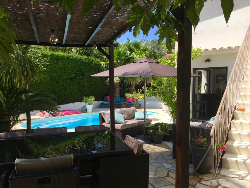 Bed,Kitchen and Swimming Pool Villa Esterel 241 Avenue Edouard Herriot, 83700 Saint-Raphaël