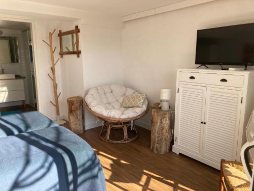 Bed,Kitchen and Swimming Pool Villa Esterel