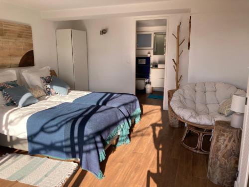 Bed,Kitchen and Swimming Pool Villa Esterel