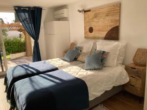 Bed,Kitchen and Swimming Pool Villa Esterel