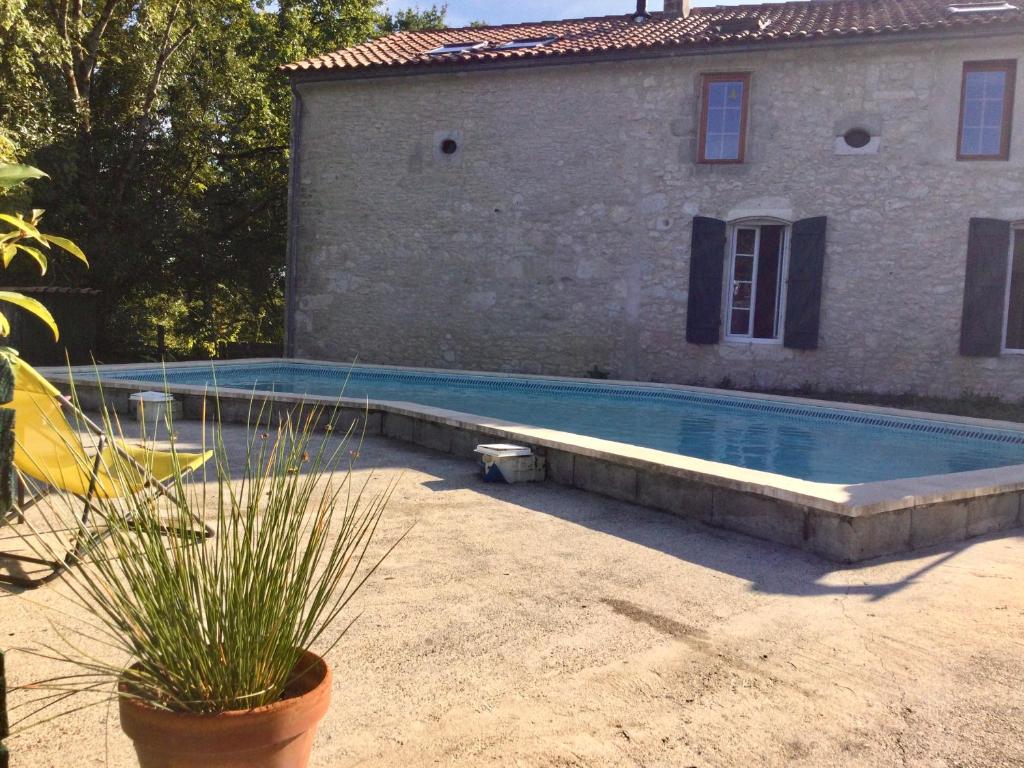 B&B / Chambre d'hôtes Belle et spacieuse chambre d’hôtes avec piscine 65 allée des Tilleuls 47120 Savignac-de-Duras