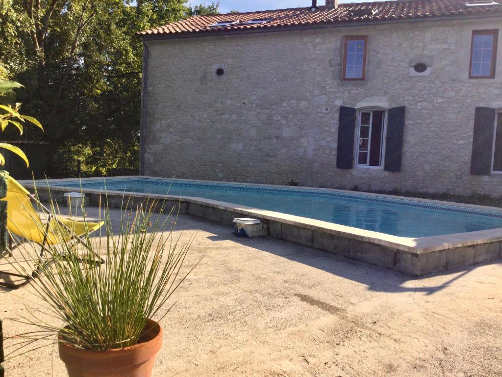 Belle et spacieuse chambre d’hôtes avec piscine 65 allée des Tilleuls, 47120 Savignac-de-Duras