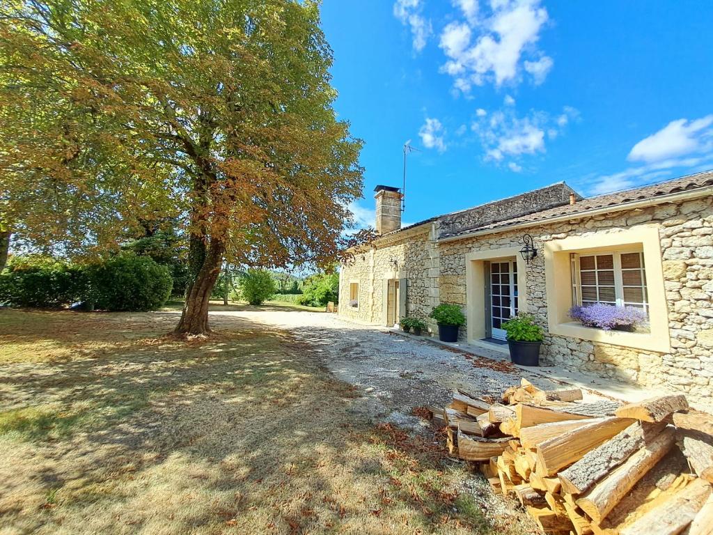 B&B / Chambre d'hôtes Bleu Raisin 3 La Cabane 33350 Les Salles-de-Castillon