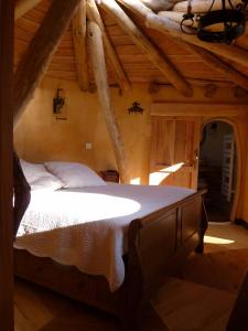 B&B / Chambre d'hôtes Cabane-hobbit de Samsaget Lieu-dit Eyvigues 24590 Eyvignes-et-Eybènes Aquitaine