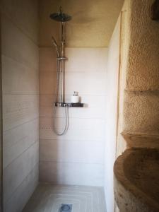Cabanon rénové en pierre chambre privative avec sdb et vue mer entièrement neuf