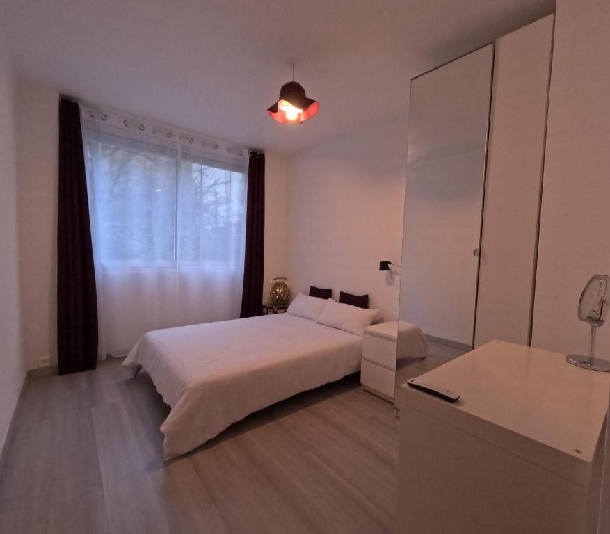 B&B / Chambre d'hôtes Calme chambre Maya 342 Rue de la Piemente 69009 Lyon