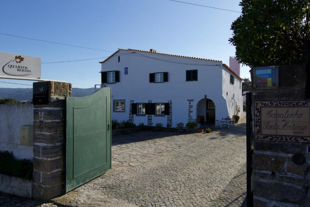 B&B / Chambre d'hôtes Casalinho De Santo António Av. Maestro Frederico De Freitas,19 Colares 2705-333 Sintra