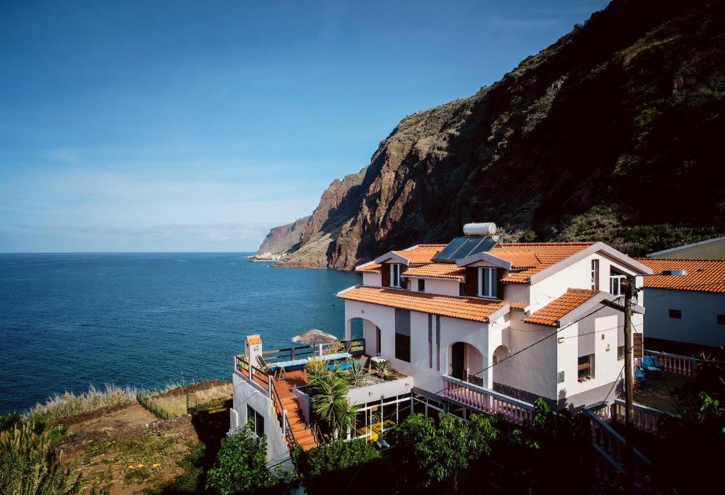 B&B / Chambre d'hôtes Cecília's House Vereda das Pedras, no 12, Jardim do Mar Concelho da Calheta, Madeira 9370-413 Jardim do Mar