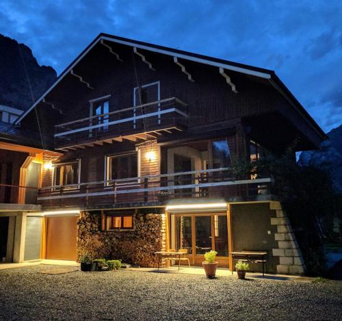 Chalet Les Cols - Chambres avec terrasse & jardin - proche de la nouvelle gare