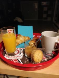 B&B / Chambre d'hôtes Chambre d'hôte dans une propriété avec piscine 22 Rue Robert Schuman 42330 Chamboeuf -1