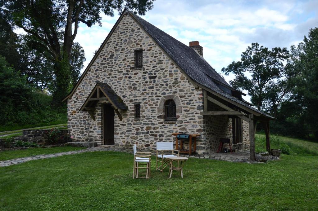 B&B / Chambre d'hôtes Chambre d'hôte de charme dans maison indépendante 1 Le Moulin de Favry 53340 Préaux