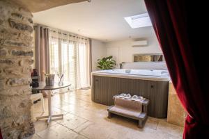 Chambre d'hôte romantique avec SPA privatif domaine les nuits envôutées - Vézénobres