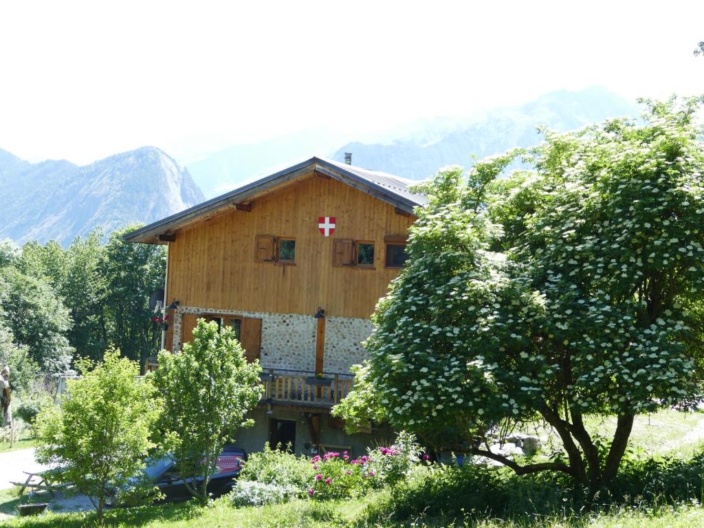 B&B / Chambre d'hôtes Chambre d'hôtes à la ferme 100 chemin des Fermes Hameau de Beaune 73140 Saint-Michel-de-Maurienne