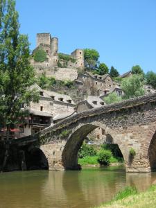 B&B / Chambre d'hôtes Chambre d'Hôtes au Château de Belcastel Château de Belcastel 12390 Belcastel Midi-Pyrénées