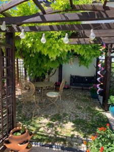 B&B / Chambre d'hôtes Chambre d'Hôtes chez une artiste 201 Rue du 8 Mai 1945 34400 Lunel Languedoc-Roussillon