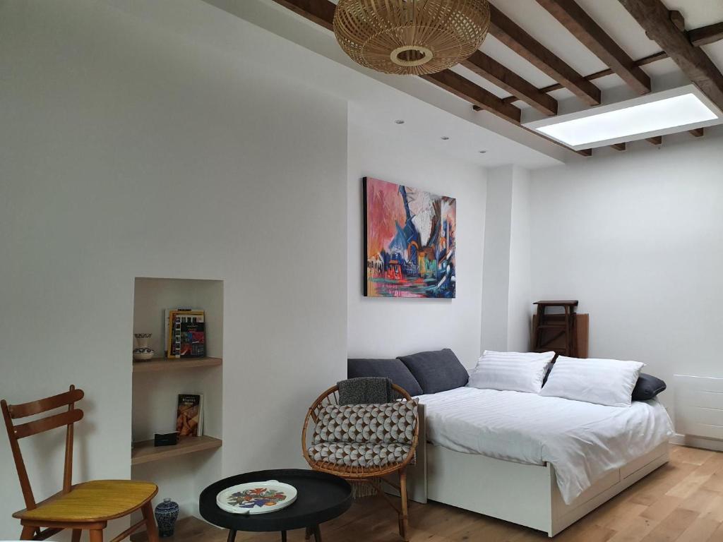 B&B / Chambre d'hôtes Chambre d'hôtes confort et charme Paris 9eme 5 Rue Viollet-le-Duc 75009 Paris