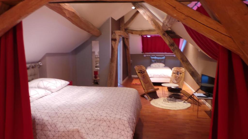 B&B / Chambre d'hôtes chambre d'hôtes mansardée 46 rue de la pinière 37530 Saint-Ouen-les-Vignes