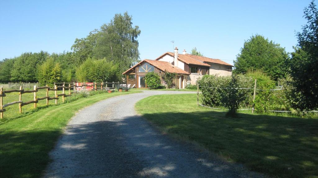 B&B / Chambre d'hôtes chambre d'hôtes proche PUY DU FOU 2 Les Croisettes 79140 Le Pin