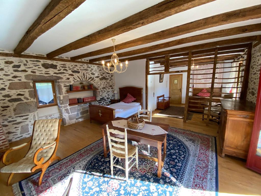 B&B / Chambre d'hôtes Chambre d'hôtes sur les bords de la Dordogne 15 Quai Lestourgie 19400 Argentat