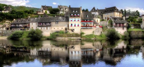 B&B / Chambre d'hôtes Chambre d'hôtes sur les bords de la Dordogne 15 Quai Lestourgie 19400 Argentat Limousin