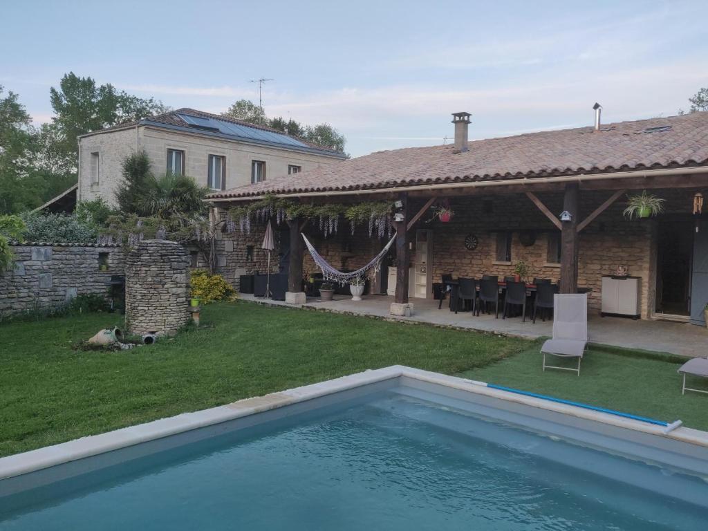 B&B / Chambre d'hôtes chambre dans maison de caractere au calme les martinettes 33860 Reignac