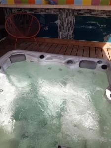 CHAMBRE DOUBLE AVEC PISCINE ET JACUZZI
