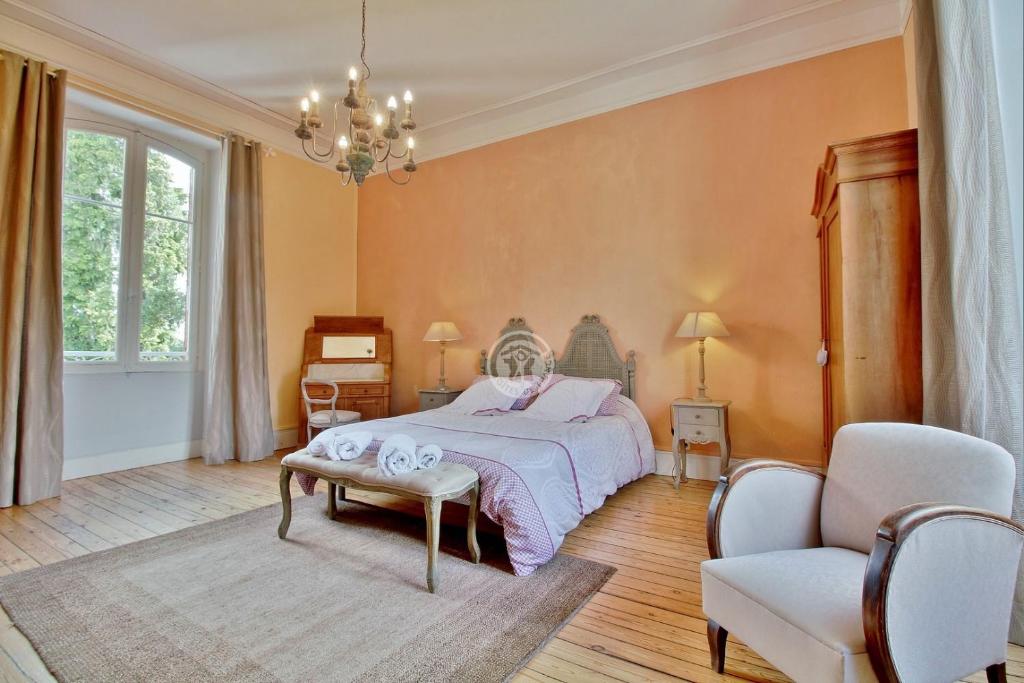 B&B / Chambre d'hôtes chambre double avec salle d`eau privative 13 Route de Bordeaux 65000 Tarbes