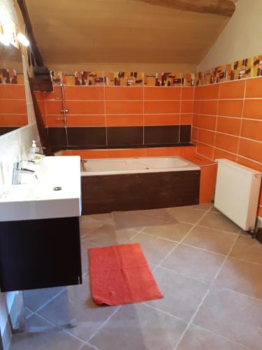 Chambre familiale avec piscine chauffée et jacuzzi