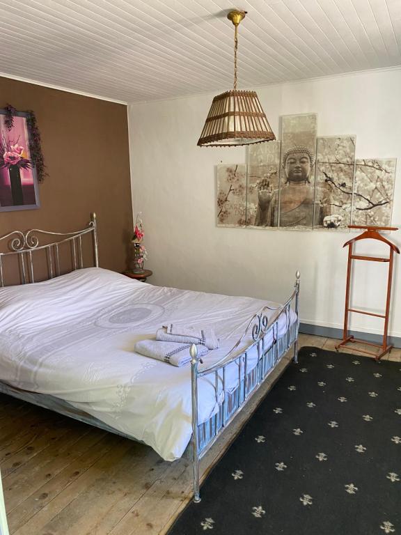 Chambre Floralie 2 Place de la Mairie, 73100 Pugny-Chatenod