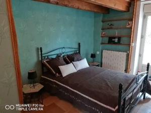 B&B / Chambre d'hôtes Chambre hotes les oiseaux 100 Rue de la Chaudière 46310 Uzech Midi-Pyrénées