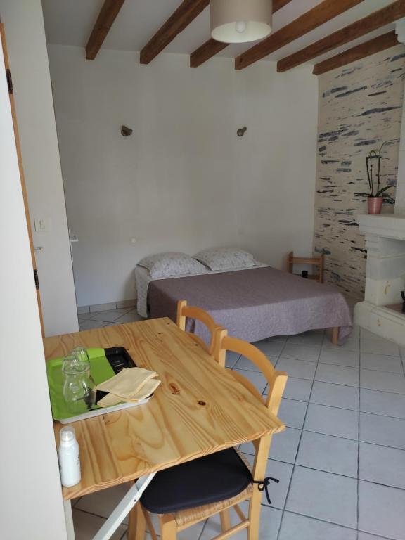 B&B / Chambre d'hôtes chambre la loire 2 Rue de la Concorde la daguenière 49800 La Daguenière