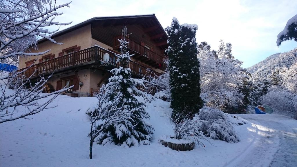 B&B / Chambre d'hôtes chambre les ormes villa les ormes le bas villard 04400 Enchastrayes