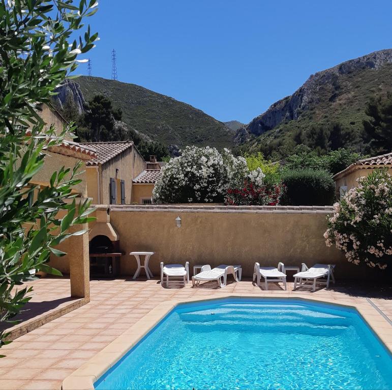Chambre privée avec Piscine 36 Rue Courencq, 13011 Marseille