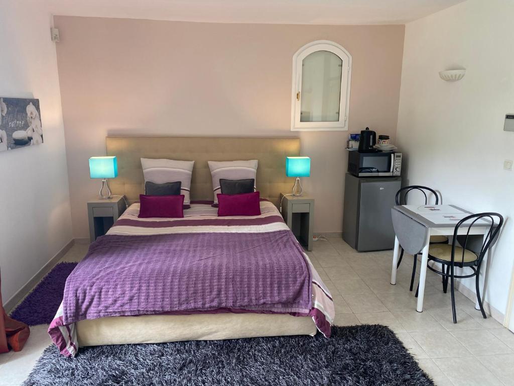 Chambre spacieuse indépendante dans villa plus parking privée Rue de l’Orangeraie 5bis, 06110 Le Cannet