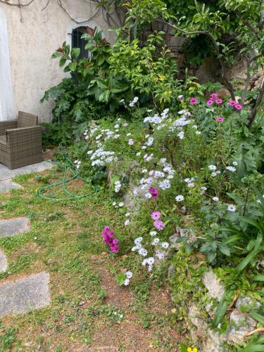 Chambre spacieuse indépendante dans villa plus parking privée