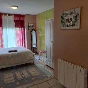 B&B / Chambre d'hôtes Chambre spatieuse avec grand lit. Villa Rose B , Rue des ecoles 31160 Aspet Midi-Pyrénées