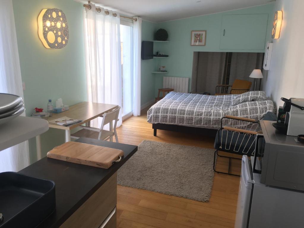 B&B / Chambre d'hôtes Chambre studio indépendante au calme vue sur piscine 4 Rue du Clapas 34820 Teyran