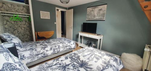 CHAMBRES D'HOTES AVEC PISCINE AUX AGAPANTHES DE CROMEL - Mont Saint Michel