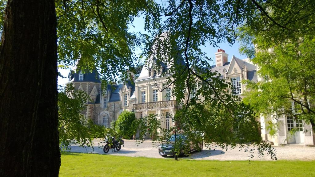 B&B / Chambre d'hôtes Chambres d'Hôtes Château du Bois de La Noe 8 Allée de la Roseraie 44830 Bouaye