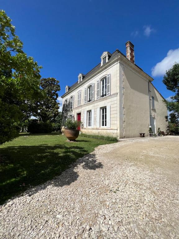 B&B / Chambre d'hôtes Chambres d'hôtes dans Maison de maître 2 Rue de la Forge 17610 Chaniers