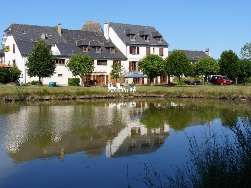 Chambres d'hôtes - Domaine de la Grangeotte 5, route de Montsalvy, 15120 Labesserette