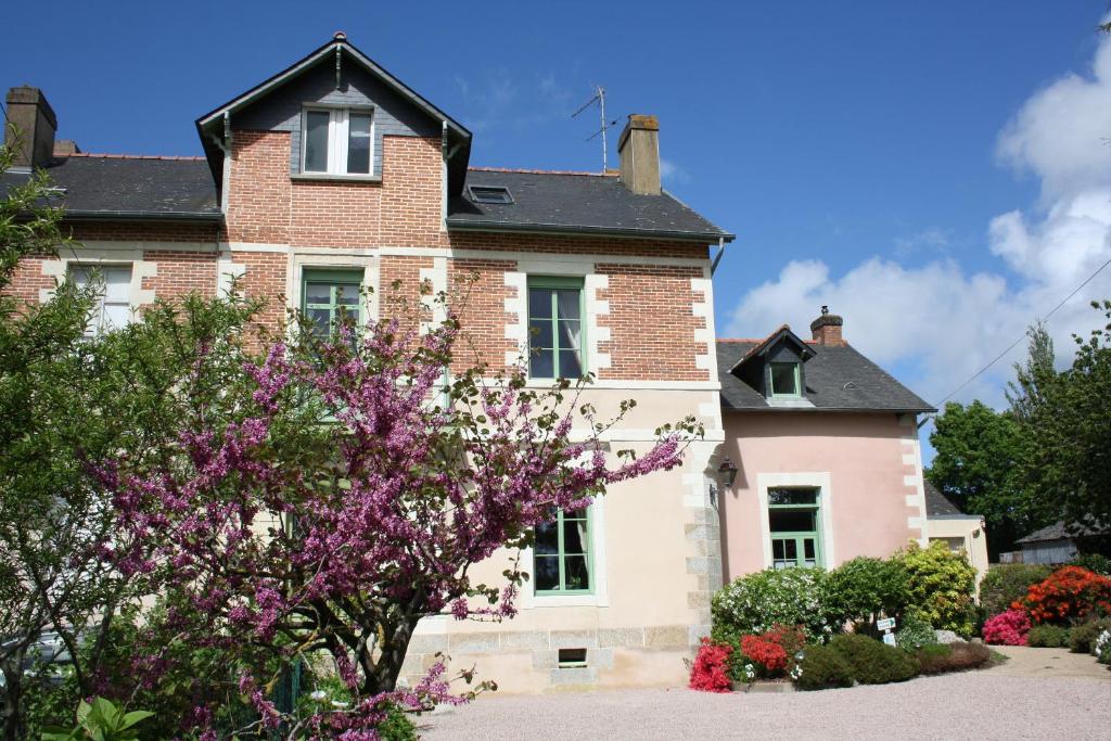 B&B / Chambre d'hôtes Chambres d'Hôtes du Chalet de Caharet 46 rue Pasteur 35550 Pipriac
