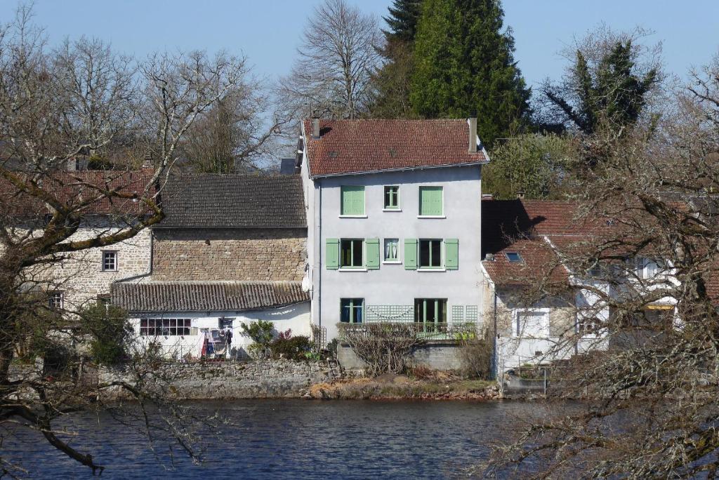 B&B / Chambre d'hôtes Chambres d'Hôtes L'Hirondelle du Lac 26, avenue de la Tour 87470 Peyrat-le-Château